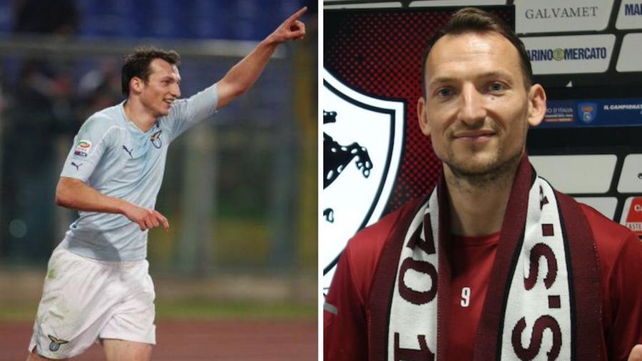 
	A sinistra Kozak in maglia Lazio, a destra la foto della presentazione nel suo nuovo club&nbsp;


