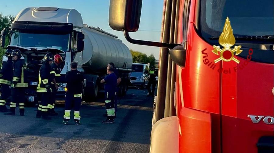 Tragedia ad Assemini, giovane centauro muore schiacciato da un’autocisterna