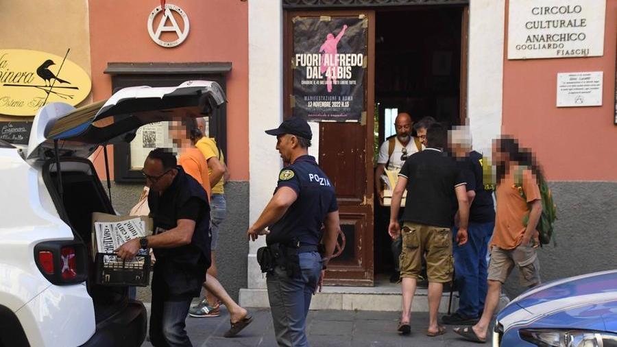 
	La polizia nella sede degli anarchici a Carrara&nbsp;

