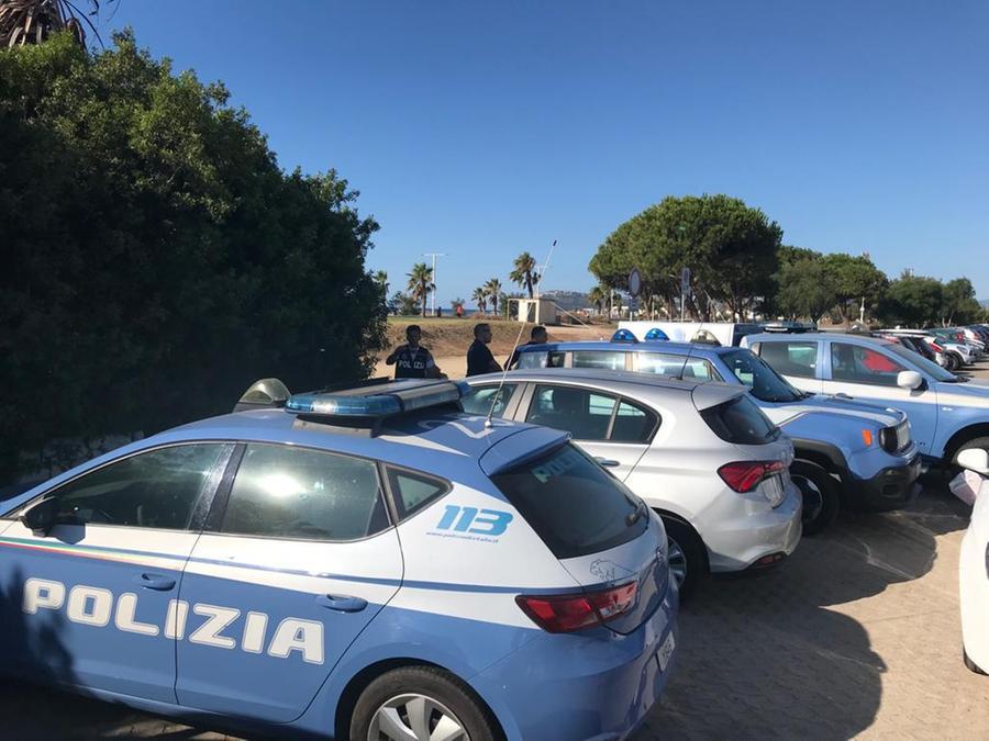 
	La polizia nei pressi dell'Opera Beach dove &egrave; avvenuta la rissa che &egrave; costata la vita a un uomo di 35 anni<em> (foto Mario Rosas)</em>

