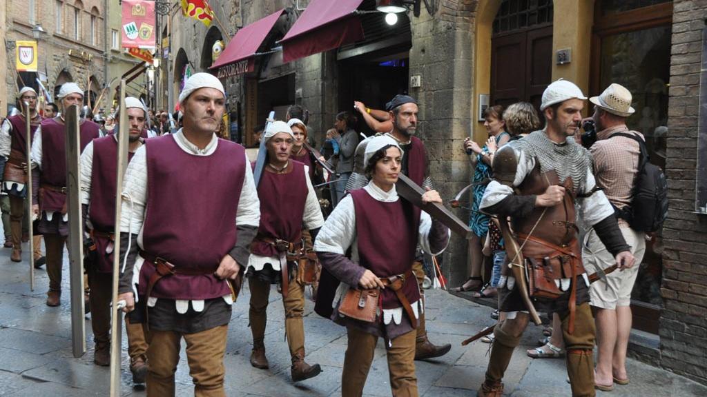 Un esercito di oltre 100 volontari per riportare Volterra nel Medioevo