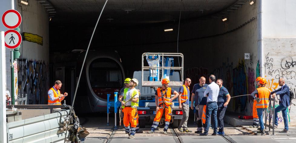 Firenze, la gru trancia il cavo della tramvia a Belfiore: linea 2 interrotta e un’intera mattinata di disagi