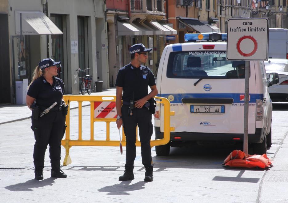 Arriva il cartello della Ztl, in via Emilia scoppia il caos