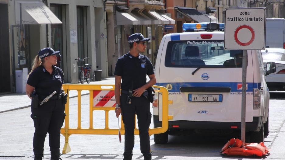 Arriva il cartello della Ztl, in via Emilia scoppia il caos