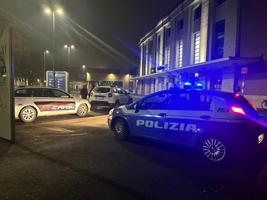 Reggio Emilia: la polizia interviene per una lite a colpi di spranga e arresta uno spacciatore