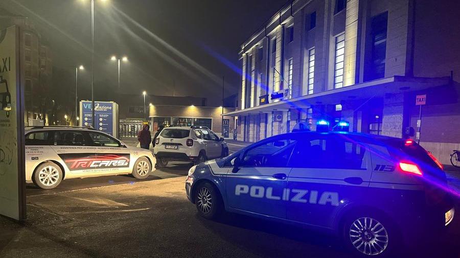Reggio Emilia: la polizia interviene per una lite a colpi di spranga e arresta uno spacciatore
