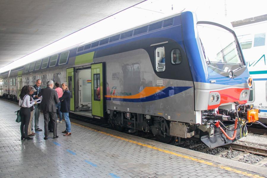 Firenze, minaccia un passeggero del treno con il coltello: denunciato
