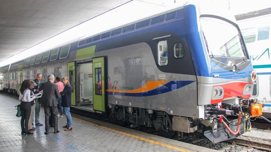 Firenze, minaccia un passeggero del treno con il coltello: denunciato