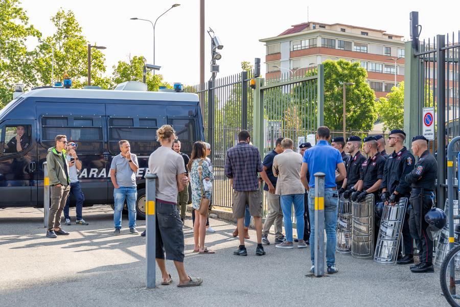 Firenze, dopo lo sgombero del centro sociale Corsica anarchici in presidio davanti al tribunale