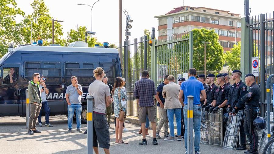 Firenze, dopo lo sgombero del centro sociale Corsica anarchici in presidio davanti al tribunale