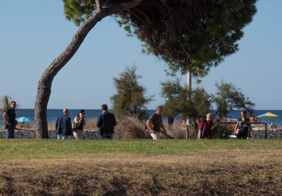 
	Investigatori al Poetto nel luogo dove Luca Mameli &egrave; stato ferito a morte <em>(foto Mario Rosas)</em>


