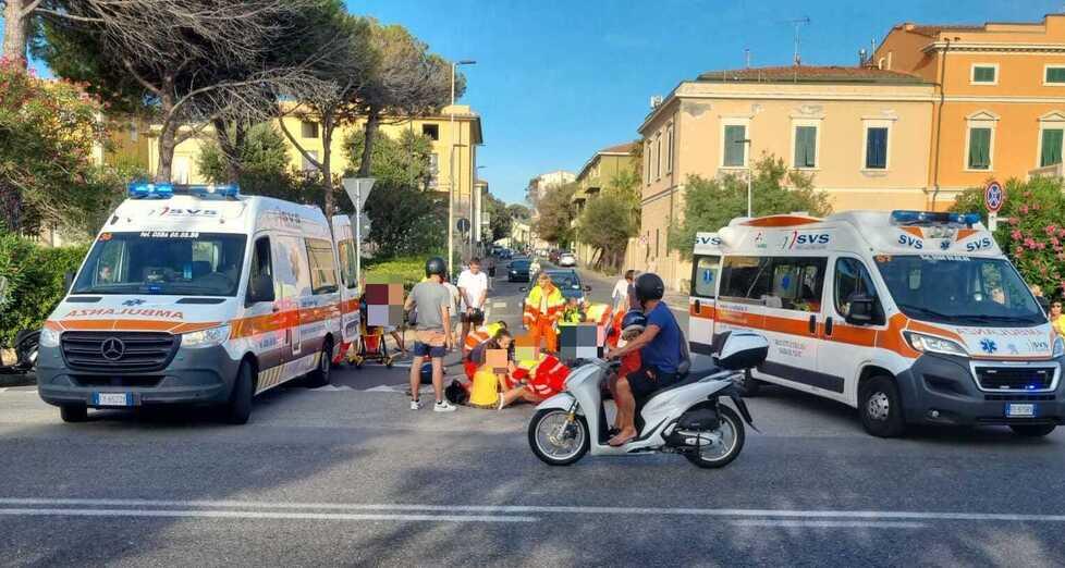 Scontro tra scooter all'incrocio tra via del Mare e viale Italia: soccorsi in due<br>
