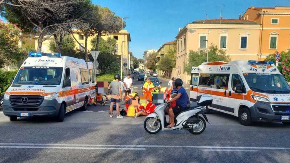Scontro tra scooter all'incrocio tra via del Mare e viale Italia: soccorsi in due<br>