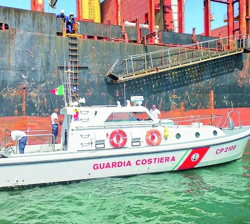 Piombino, nave da carico sversa acque nere nel mare del Santuario dei Cetacei