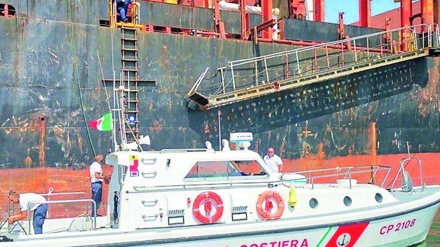 Piombino, nave da carico sversa acque nere nel mare del Santuario dei Cetacei