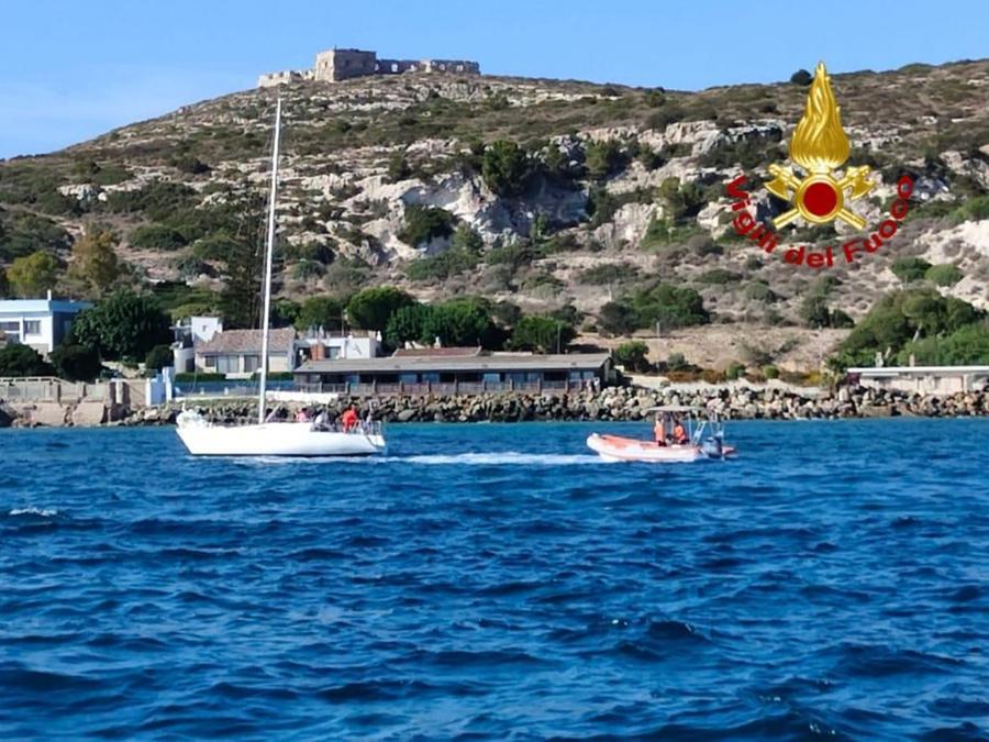 Barca a vela incagliata davanti a Sant’Elia a Cagliari: soccorsa dai vigili del fuoco