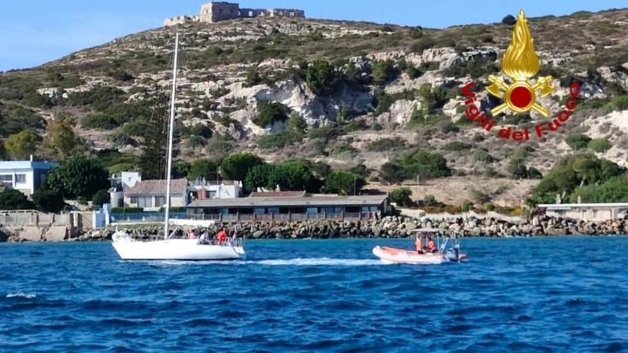 Barca a vela incagliata davanti a Sant’Elia a Cagliari: soccorsa dai vigili del fuoco