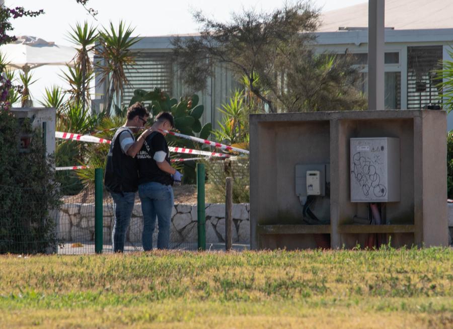 
	Gli investigatori sul luogo del delitto nel lungomare del Poetto<em> (foto Mario Rosas)</em>

