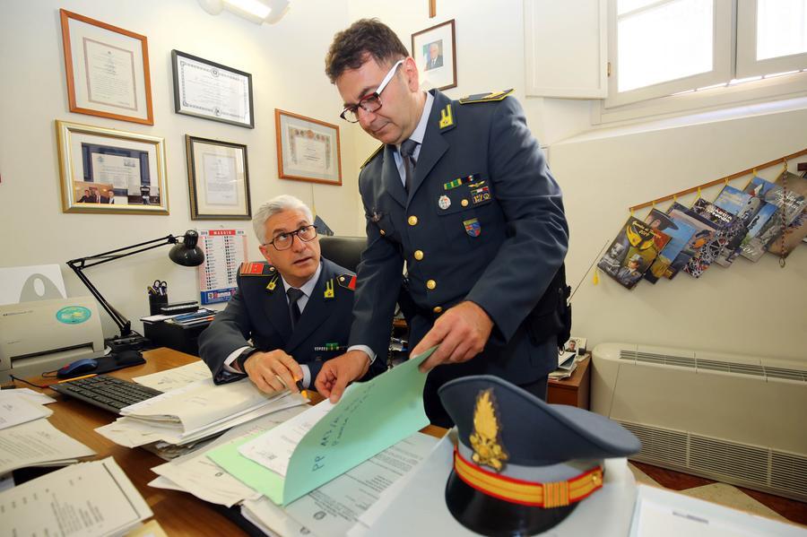 Due militari della guardia di finanza al lavoro (foto d'archivio)
