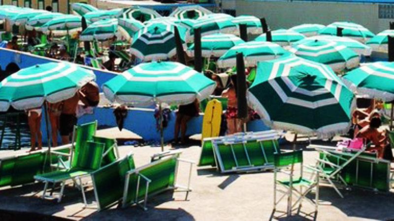 A Livorno il mare è salato: fino a 70 euro al giorno per un ombrellone e due lettini