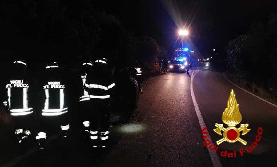Auto si ribalta alla marina di Porto Cervo, conducente ferito