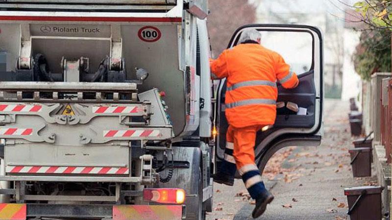 Punta la pistola all’addetto ai rifiuti: «Mi hai rovinato il muro». Follia a Pontedera