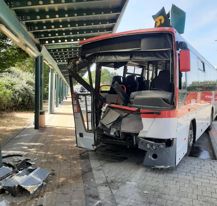 Con l’autobus di Seta va a sbattere contro la pensilina