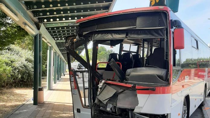 Con l’autobus di Seta va a sbattere contro la pensilina