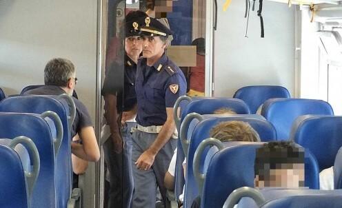 Si aggira brandendo un coltello tra i passeggeri: paura sul treno a Pistoia