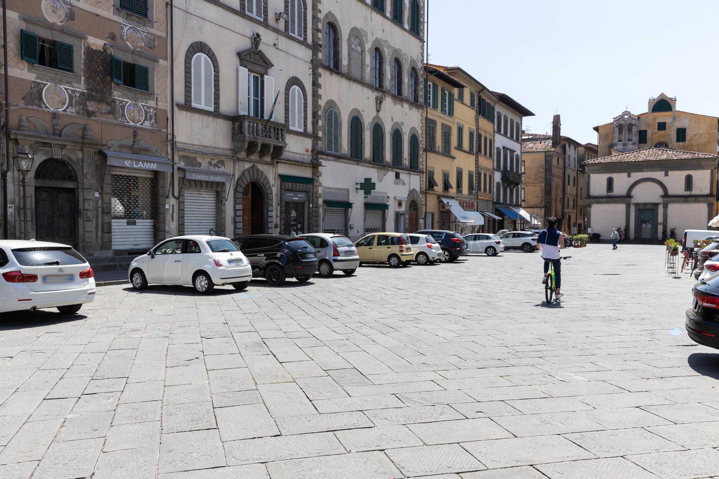 Pescia, cresce il fronte del no alle auto nella storica piazza Mazzini
