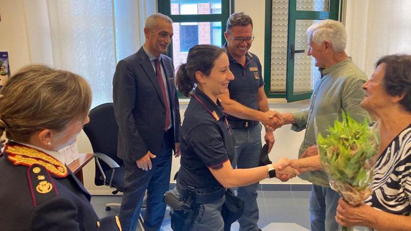 Principina Mare, cade a terra per un malore: salvato da due poliziotti