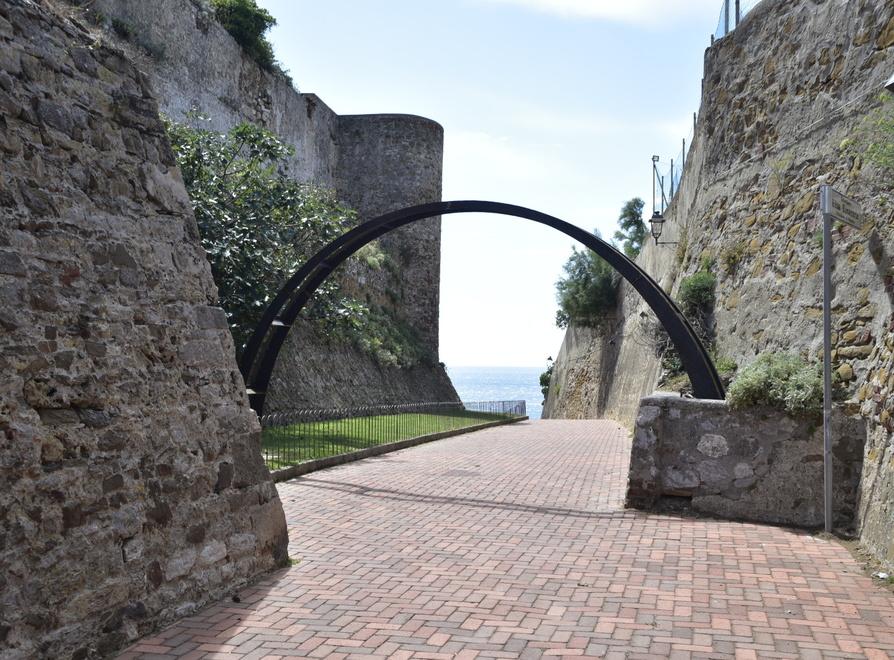 Piombino, tre archi e un fiume di polemiche: l’installazione “Sui passi di Elisa” fa discutere