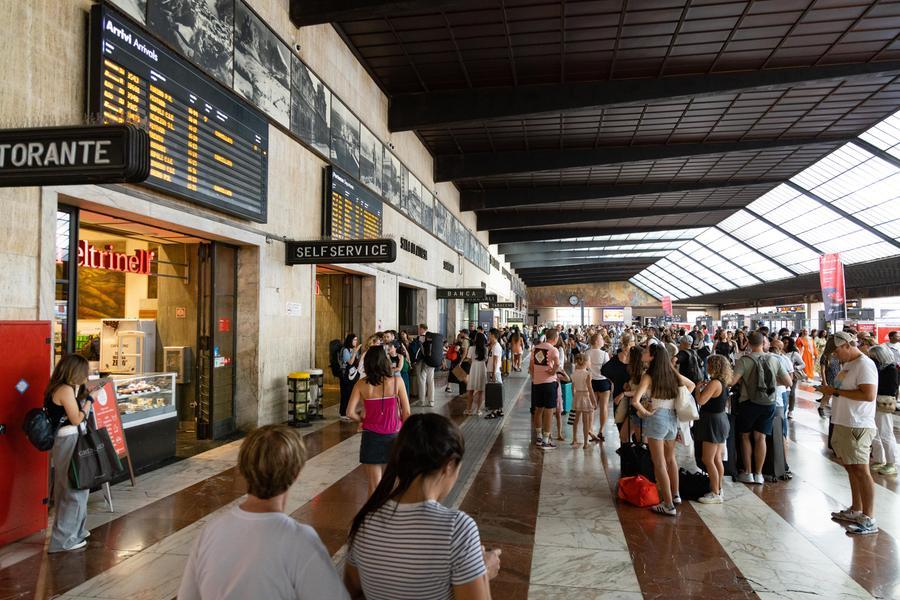 
	Viaggiatori alla stazione Santa Maria Novella

