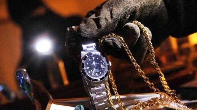 Reggio Emilia: la polizia ferma un ladro e recupera un Rolex da 8000 euro