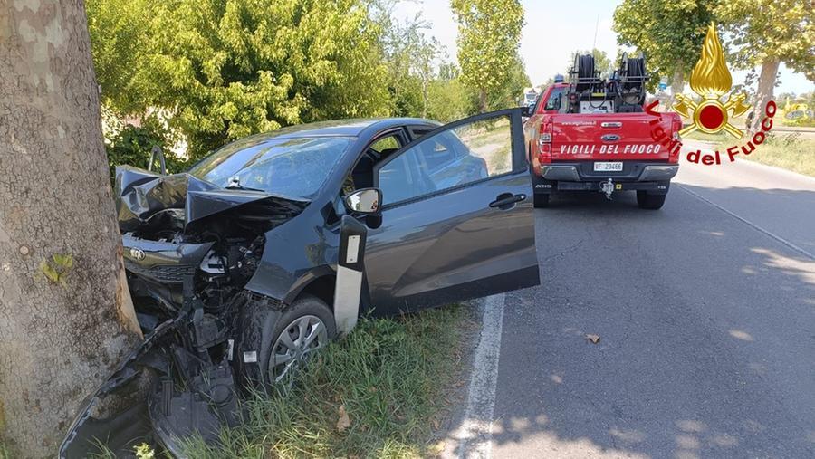 Carpi, si schianta contro un platano sulla Romana: gravissimo