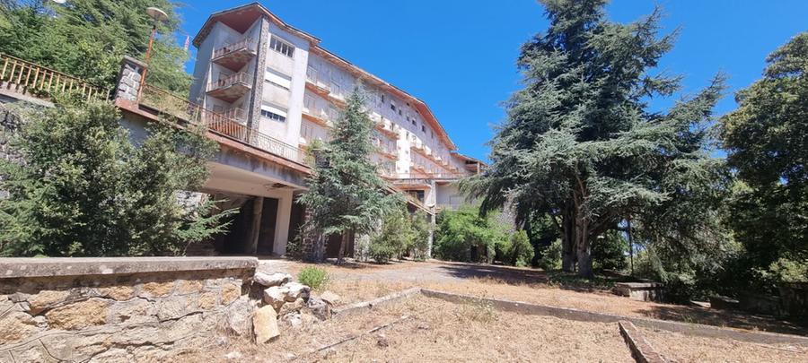 
	L'ex albergo dell'Esit sul Monte Ortobene <em>(foto Massimo Locci)</em>

