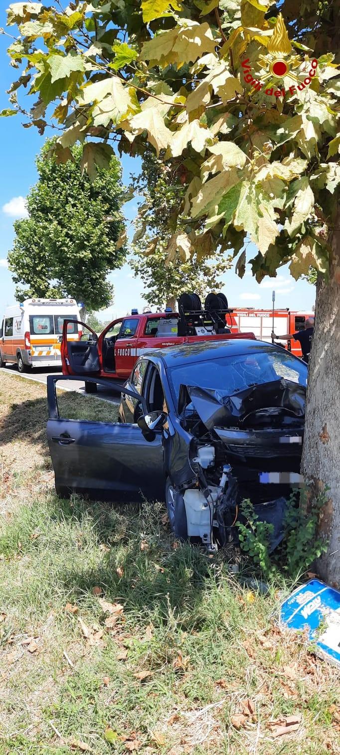 Carpi, morto dopo lo schianto in auto contro un platano