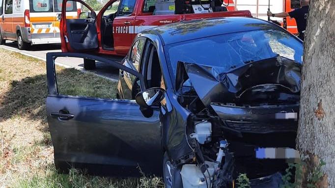 Carpi, morto dopo lo schianto in auto contro un platano