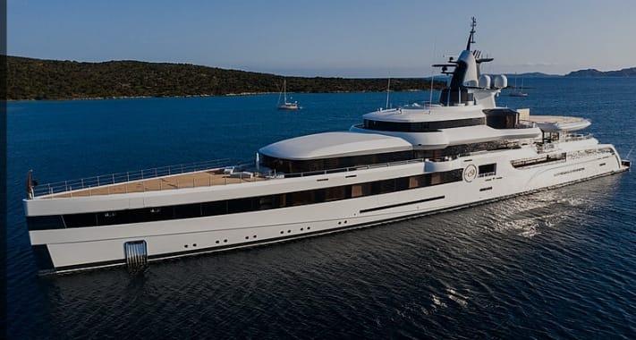 Il super yacht di Dan Snyder all’ancora a Baia Sinzias