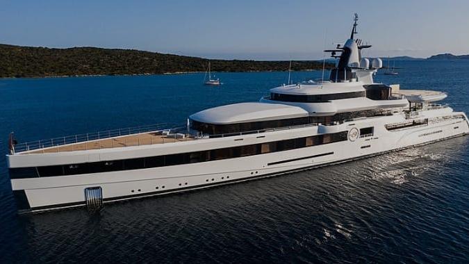 Il super yacht di Dan Snyder all’ancora a Baia Sinzias