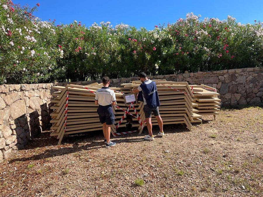 Golfo Aranci, la Guardia costiera “libera” 500 metri quadri di spiaggia occupata abusivamente