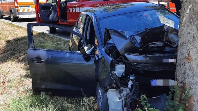 Si schianta contro un albero, morto 71enne di Rolo