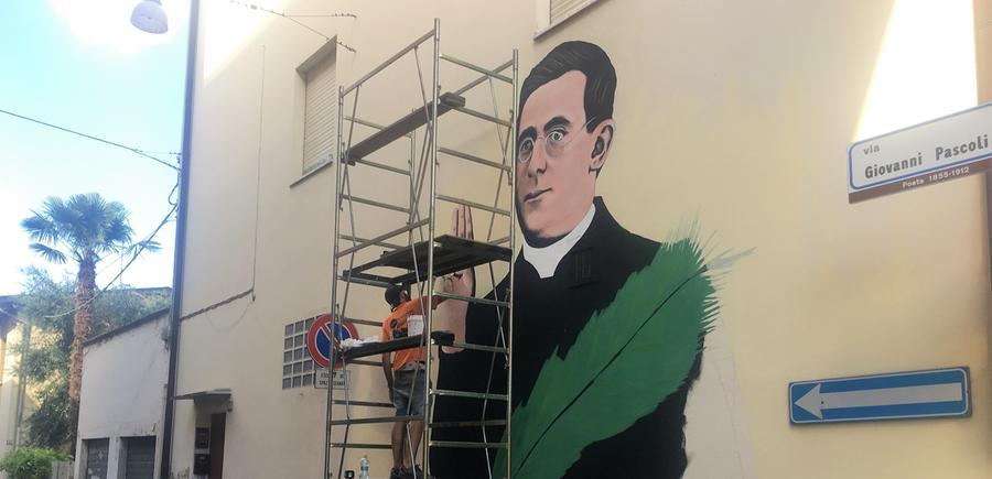 Lo sguardo buono di don Minzoni abbraccia Argenta da un murale
