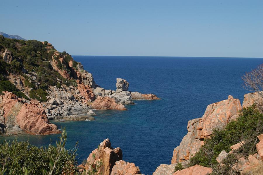 Allarme a Cala Moresca, segnalata una bomba inesplosa in spiaggia