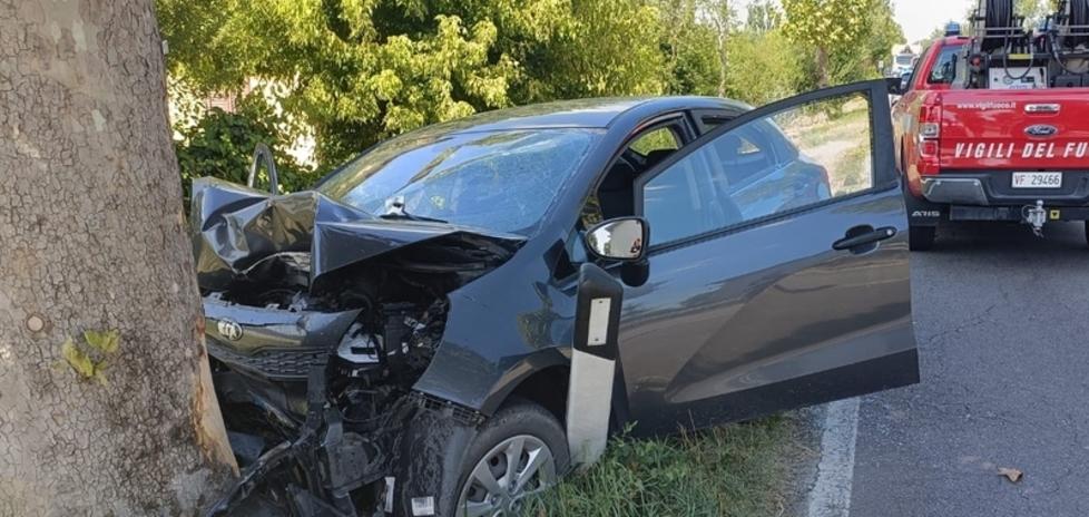 Novi, muore in auto contro un platano 