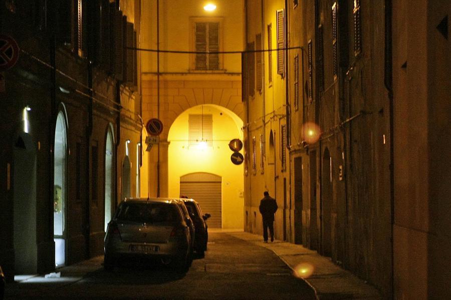 Modena, il centro storico di notte fa paura: riaccompagnate 5 donne al giorno