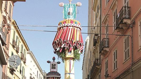 Il candeliere medio balla per Davide. I genitori: «Verità e giustizia per nostro figlio»