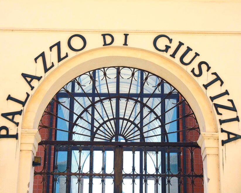 Ferrara, i 20enni davanti al giudice: scena muta dopo la rapina