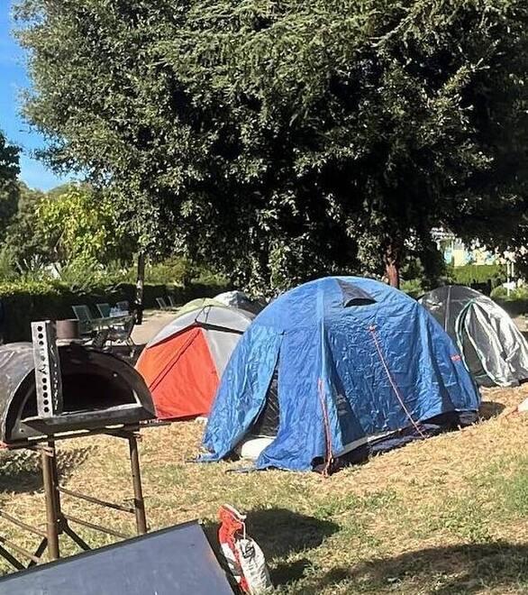Il presidio in via Mariti (foto dal profilo Facebook Patrizia Corsica)