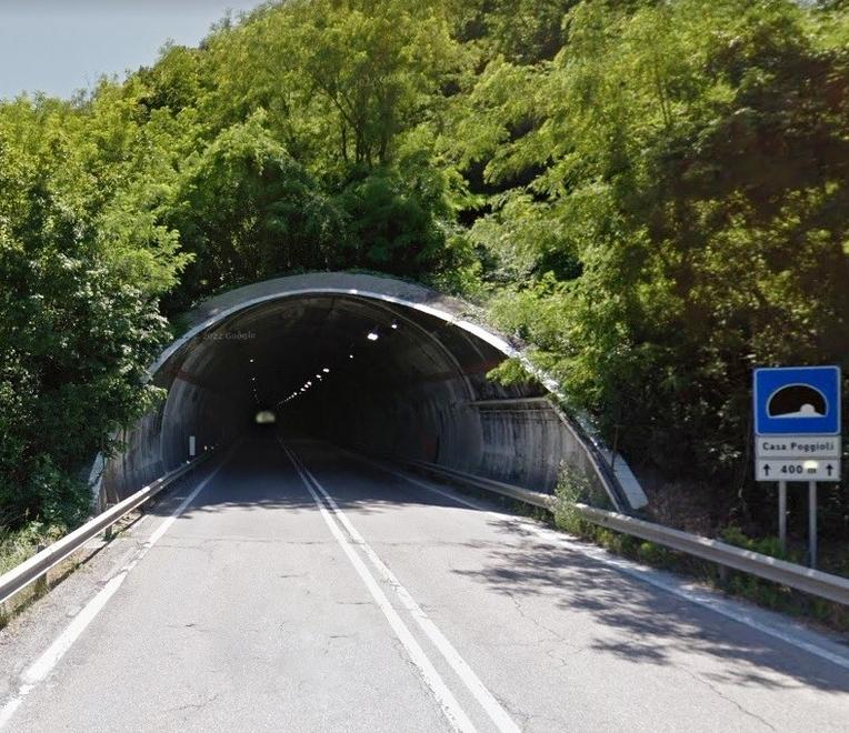 Chiude per quattro mesi la galleria: «Ristori alle aziende per i disagi» 